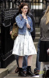 幻灯图：安妮-海瑟薇新片苏格兰热拍 搭档年轻男星