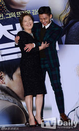 组图：《强哲》试映  刘亚仁模范生打扮亮相