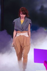 高清组图：Hebe献唱气质逼人 烟雾缭绕宛如仙女下凡