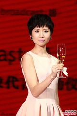 组图：董洁捞金玩快闪 王大治做评委手舞足蹈