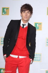 组图：种子音乐尾牙颁奖 吴克群扮财神郭书瑶热舞