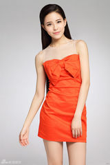 组图：温心橙色系短裙清晰气质 香肩外露小秀性感