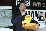 组图：西城男孩尚恩单飞 赴台签唱抱黄鸭