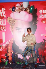 组图：郭富城个唱将凌空跳舞 带来全新超视觉享受