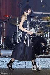 组图：紫雨林回归首唱 女主唱透视装性感