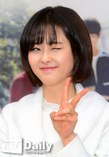 组图：高雅拉拄拐亮相签名会 剪刀手卖萌不断