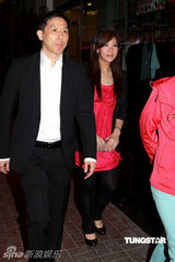 幻灯：香港老牌明星出席派对 赵雅芝夫妇甜蜜亮相