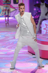 组图：比伯白衣献唱内衣秀 偷瞄超模小鹿乱撞