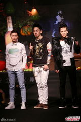 组图：吴建豪柯有伦代言走秀主打摇滚风