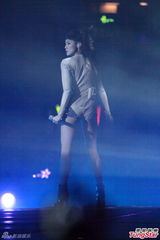 组图：何韵诗开唱透视裙秀腿惨走光