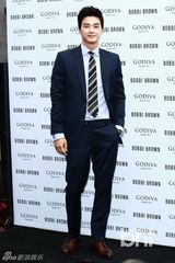 组图：南相美等为品牌站台 金正敏露腰秀性感