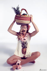 组图：嫩模格拉芙复古大片 玩角色扮演秀美乳