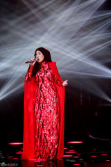 组图：歌手2邓紫棋白裙优雅 茜拉满文军补位