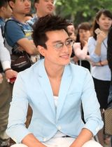 组图：贾乃亮南京清爽捞金粉丝疯狂