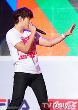 组图：2PM助威奥运 玉泽演手臂现伤痕