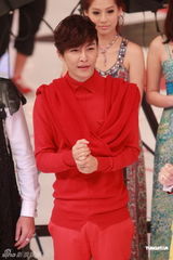 组图：蔡一杰被捕后首度登台 台上光鲜台下低调沉默