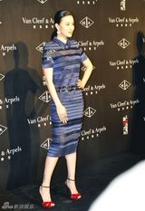 组图：小宋佳透视装亮相携手巩俐传递爱