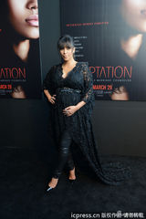 组图：卡黛珊挺大肚秀事业线 蕾丝长裙亮相首映