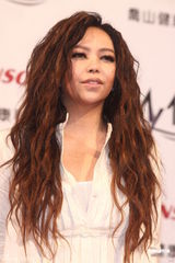 组图：张惠妹代言按摩椅要送妈妈表孝心