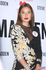 组图：乐基儿华贵礼服胸前隐约 大秀长腿