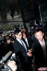 组图：陈志云贪污案重审 王喜陪同表情轻松