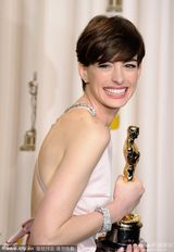 组图：奥斯卡后台海瑟薇圆梦落泪 李安拜年