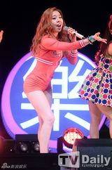 组图：韩团 Ladies' Code 亮相热情乐书演唱会秀美腿
