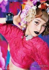 组图：百田夏菜子担任蜷川实花模特拍艳丽写真