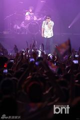 组图：赵容弼尹民秀等献唱展华丽舞台