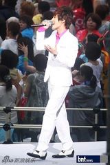 组图：SM巡演SJ少时等火辣劲爆 现场玩变装