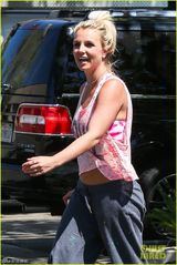 组图：布兰妮粉色小背心笑容灿烂手臂粗壮