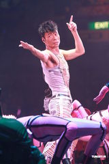 高清组图：许志安香港性感开唱 郑秀文现身不许求婚