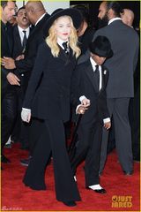 组图：56届格莱美红毯 泰勒透视麦当娜反串绅士