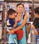 组图：张柏芝右手刺青曝光 温哥华遛儿预习移民