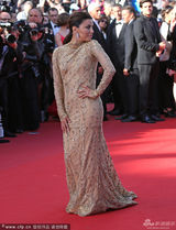 组图：《绝望主妇》伊娃鱼尾裙现身华贵性感