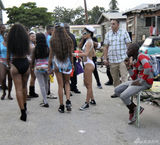 组图：蕾哈娜与乡亲们狂欢 豪放趴地玩小狗式