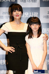 组图：韩星金允珍金赛纶等宣传新片《邻居》