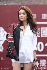 组图：蔡淑臻衬衫透视秀美腿 澄清暂无意结婚