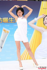 组图：小s自封美白大帝 称闻腋下姿势很时尚