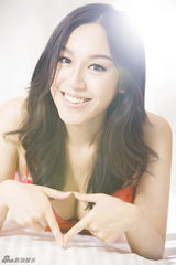 组图：梁艺馨曝大尺度写真风情万种