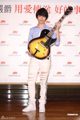 组图：严爵赠千万大礼为母庆生 另一半要孝顺