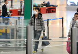 组图：贾乃亮轻装回京 机场一路口罩遮面
