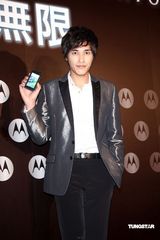 高清组图：蓝正龙化身科技型男 携手蔡淑臻走秀