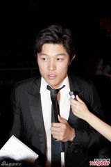 组图：日星铃木亮平宣传新片 与本裸男斗舞