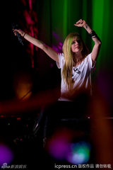 组图：艾薇儿上海开唱火爆异常 摇滚小天后热力四射