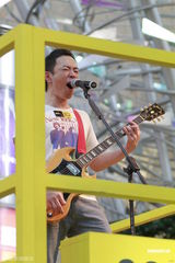 组图：黄贯中街头激情开唱 代24味成员否认斗殴