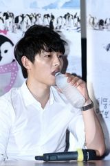 组图：《南极的眼泪》首映 宋钟基帅气助阵