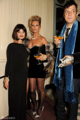 组图：凯特-莫斯派对性感复古风情迷人