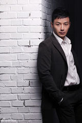 组图：刘牧西装写真曝光 尽显优雅男人味