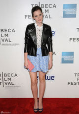 组图：艾玛-沃特森《遭遇雷劈》首映险狼狈摔倒